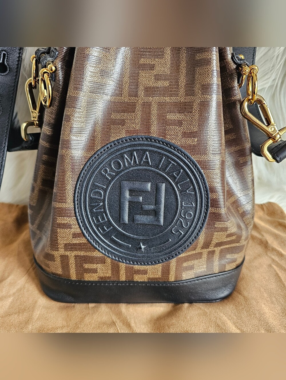 🖤 Fendi Bucket Bag 🖤 - Picture 13 of 15